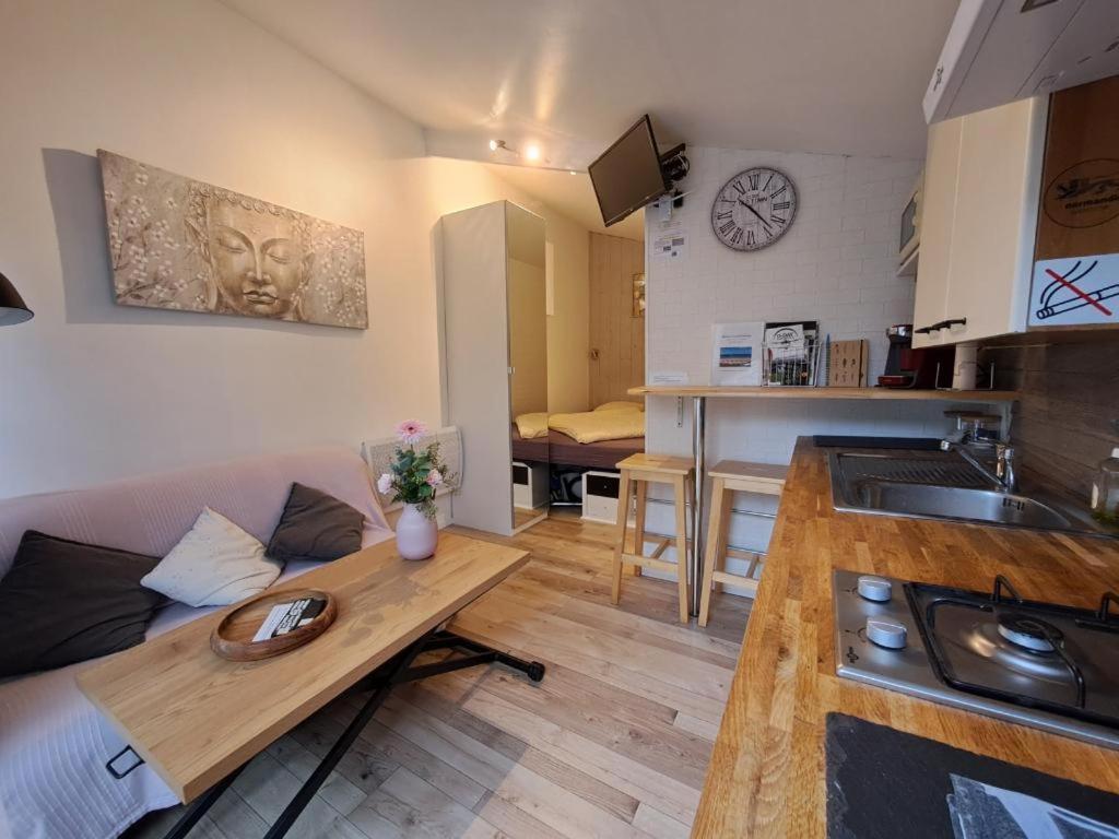 Joli Studio Au Calme Dans Un Jardin Privatif Ouistreham Buitenkant foto