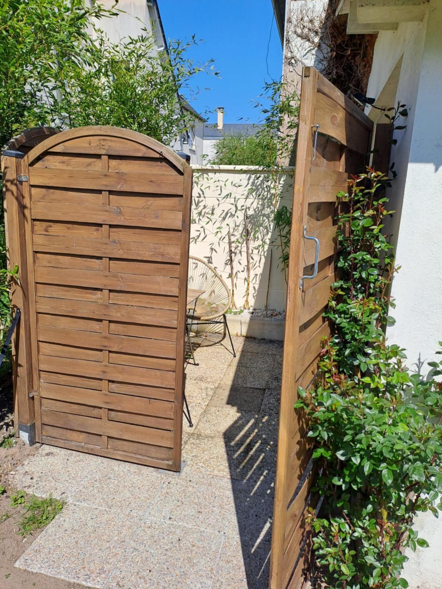 Joli Studio Au Calme Dans Un Jardin Privatif Ouistreham Buitenkant foto