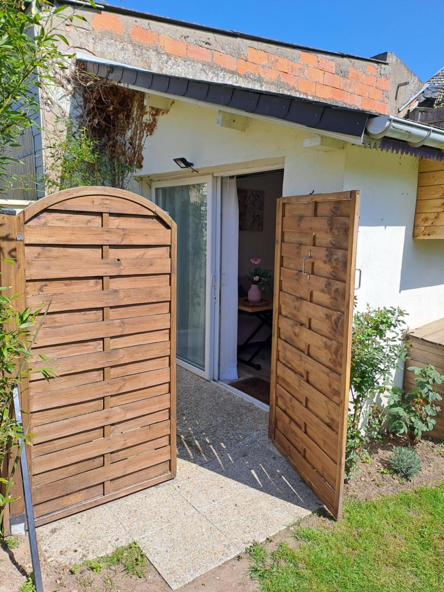 Joli Studio Au Calme Dans Un Jardin Privatif Ouistreham Buitenkant foto