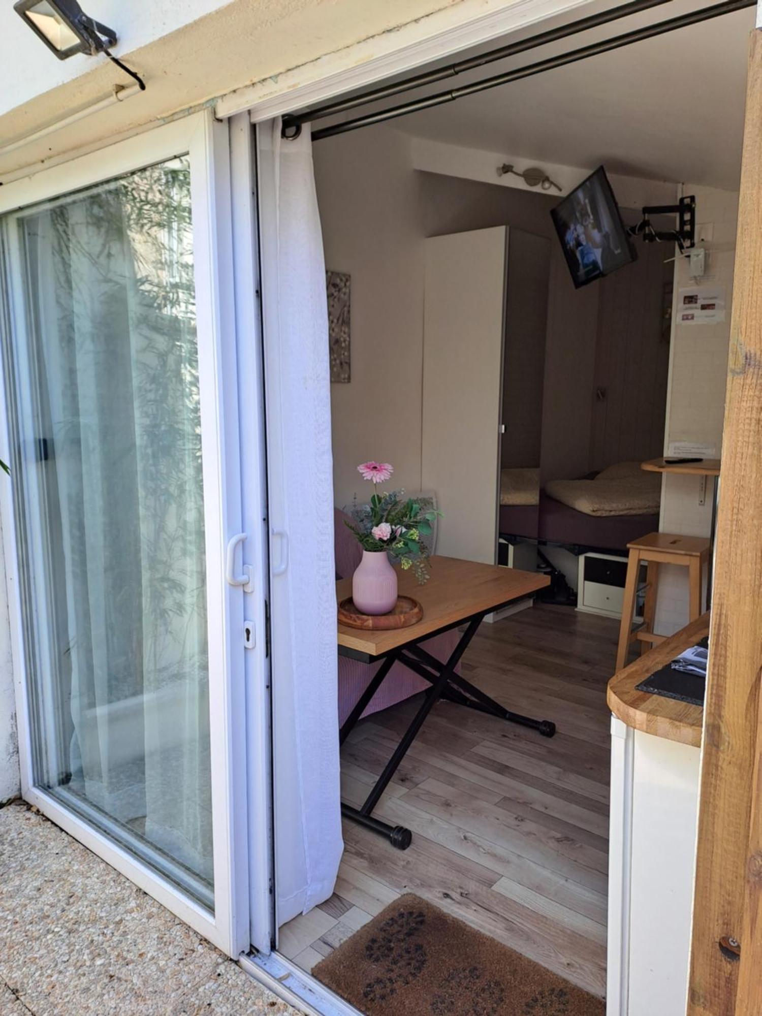 Joli Studio Au Calme Dans Un Jardin Privatif Ouistreham Buitenkant foto