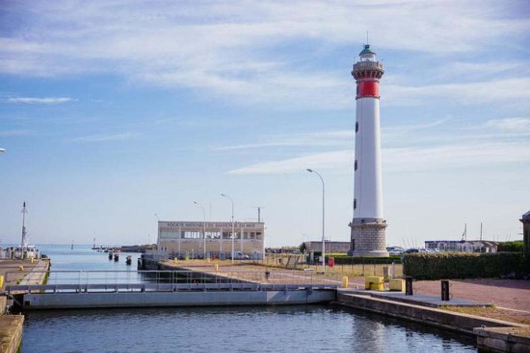 Joli Studio Au Calme Dans Un Jardin Privatif Ouistreham Buitenkant foto